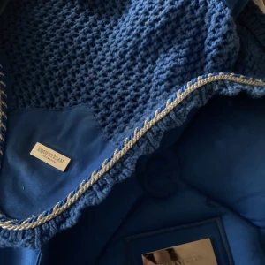 Huva, benlindor och schabrak  - Schabraket och huvan är använd några gånger har inte ens öppnat benlindorna, det är allround/hopp schabrak, det är nytvättat såklart.