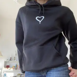 Supersöt svart hoodie med ett hjärta på bröstet🤍 Jättebra skick!!