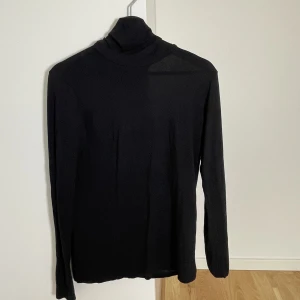 Svart polotopp - Superfin och klassisk svart polotopp från Cubus i storlek XS men den är stor på mig som vanligtvis har storlek S. Perfekt basplagg att ha i garderoben