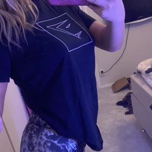 ”Oversize” t shirt gymshark - Skön snygg svart basic t shirt från gymshark🙌🏼