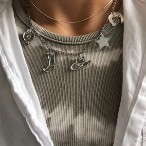 COWGIRL HALSBAND - Cowgirl halsband från liv&ellen!Skicket är som nytt. Nypris 400 kr