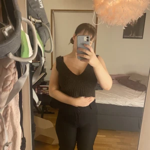 Stickad topp - Fin stickad topp från gina tricot, brun och kroppad, sparsamt använd men lite noppig i tyget☺️