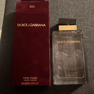 Dolce & Gabbana parfym Pour Femme - Råkat köpa två av denna parfym 800kr den luktar så gott! Persika vanilj samt jasmin  HELT oanvänd och i orginalförpackning.