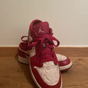 Nike Jordan 1. Röda med vita detaljer. Storlek 40. Nästan inte alls använda. Bra skick. Pris kan diskuteras. Skriv om ni vill köpa!