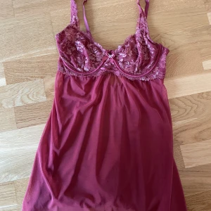 Helt nytt negligé/nattlinne/korsett i strl. S/M 🌹 - Helt nytt negligé/nattlinne/korsett i strl. S/M 🌹 •Storlek: 75 C •Pris: 95 kr •Superfint och bra kvalité. Var aldrig använt. 🚫Djurfritt och rökfritt hem 📍Kan mötes upp i Mölnlycke 📬Kan skickas mot fraktkostnad 