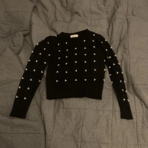 stickad tröja - så fin stickad tröja med pärlor 😻🙏🏼💖 köpte den på en butik som heter Sweewë i Paris för ungefär 500 ❤️Använd typ 3 gånger 😽Det står storlek L på lappen men skulle absolut inte kalla det för L utan passar mer xs eller s