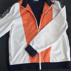 Lacoste kofta - Använd fåtal gånger inga skador eller nåt sånt. Nypris 1200.