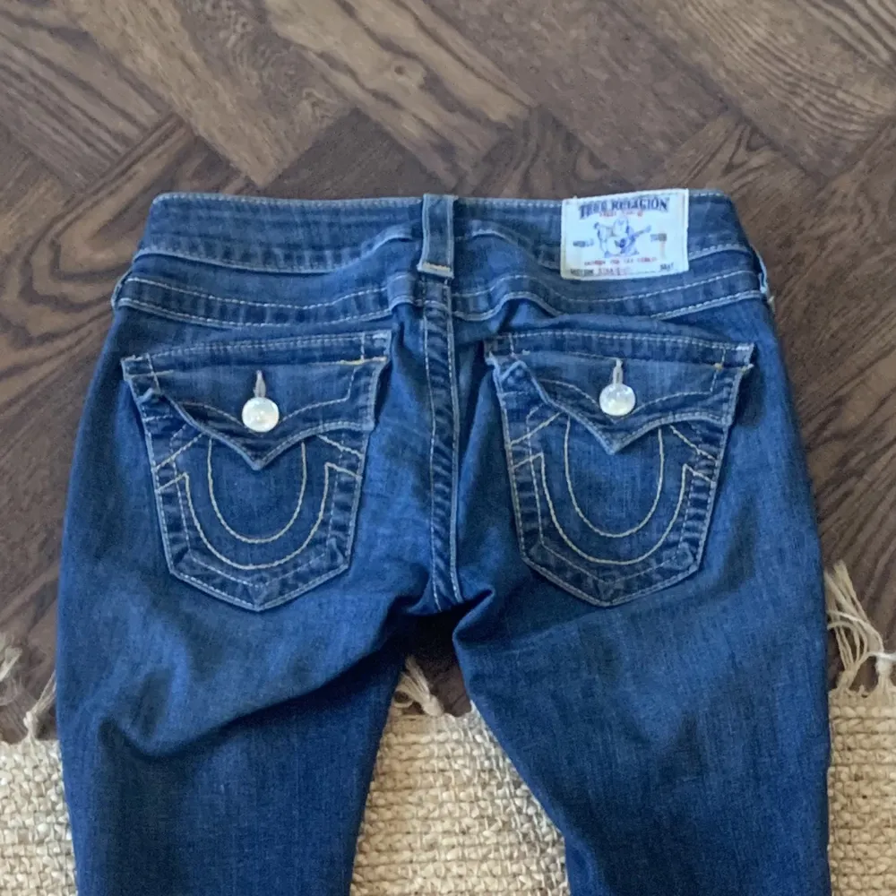 true religion lågmidjade jeans ☺️❤️❤️dom är sååå snygga och coola och passar till allt men tyvärr kommer dom inte till användning så säljer dom därför ❤️ midjemått tvärs över: 36 cm, midjemått runt: ca 76 cm, innerbenslängd: ca 83 cm 😻💖🙏🏼. Jeans & Byxor.