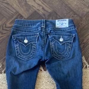 true religion lågmidjade jeans ☺️❤️❤️dom är sååå snygga och coola och passar till allt men tyvärr kommer dom inte till användning så säljer dom därför ❤️ midjemått tvärs över: 36 cm, midjemått runt: ca 76 cm, innerbenslängd: ca 83 cm 😻💖🙏🏼