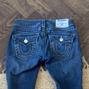 true religion  - true religion lågmidjade jeans ☺️❤️❤️dom är sååå snygga och coola och passar till allt men tyvärr kommer dom inte till användning så säljer dom därför ❤️ midjemått tvärs över: 36 cm, midjemått runt: ca 76 cm, innerbenslängd: ca 83 cm 😻💖🙏🏼