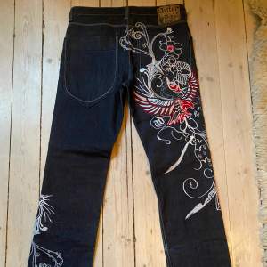 Säljer nu mina super snygga vintage jeans med broderat mönster ifrån Artful Dodger. Köpte dom på plick men var lite stora och har därför inte kommit till användning. Dom är i nyskick.