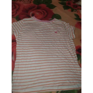 Randig t-shirt  - ANVÄND INTE KÖP NU 🫶 -oanvänd  Frakt: 45kr 