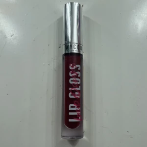 Lip gloss - Ett rött lip gloss från London. Helt nytt. Det är vinrött och syns mycket💖😻