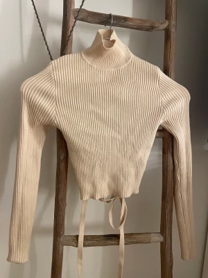 Tröja med öppen rygg  - En långärmad beige tröja med öppen rygg ifrån ZARA🫶🏼