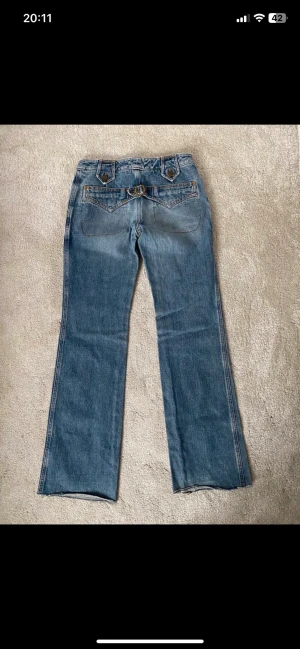 Dolce Gabbana jeans - Dolce and Gabbana Jenas Medium blå tvätt Snygga unika detaljer Står Storlek 38 på lappen men upplever de som mindre