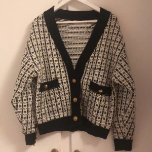 Tröja Gina Tricot - Säljer pga kommer inte till användning. Pris ej diskuterbart, nypris 699kr