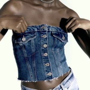 Zara jeans topp - Helt oanvänd. Storlek S. Helt slutsåld, köptes ny för 299kr!