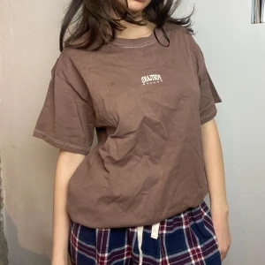 Brun tshirt  - Använd en gång, från h&m🤍 Köp nu är på!