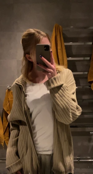 Oversized kofta - Jättesöt lite ”större” kofta i jätteskönt material, ett litet hål på ryggen