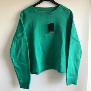 Grön sweatshirt  - Grön sweatshirt från Pieces storlek S, aldrig använd. 