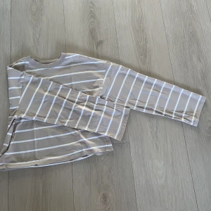 Långärmad tröja - En väldigt fin tröja, nästan aldrig använd. Säljer för att den inte kom till användning. Armarna sitter löst hela vägen ner och tröjan slutar vid höfterna. Oversized.