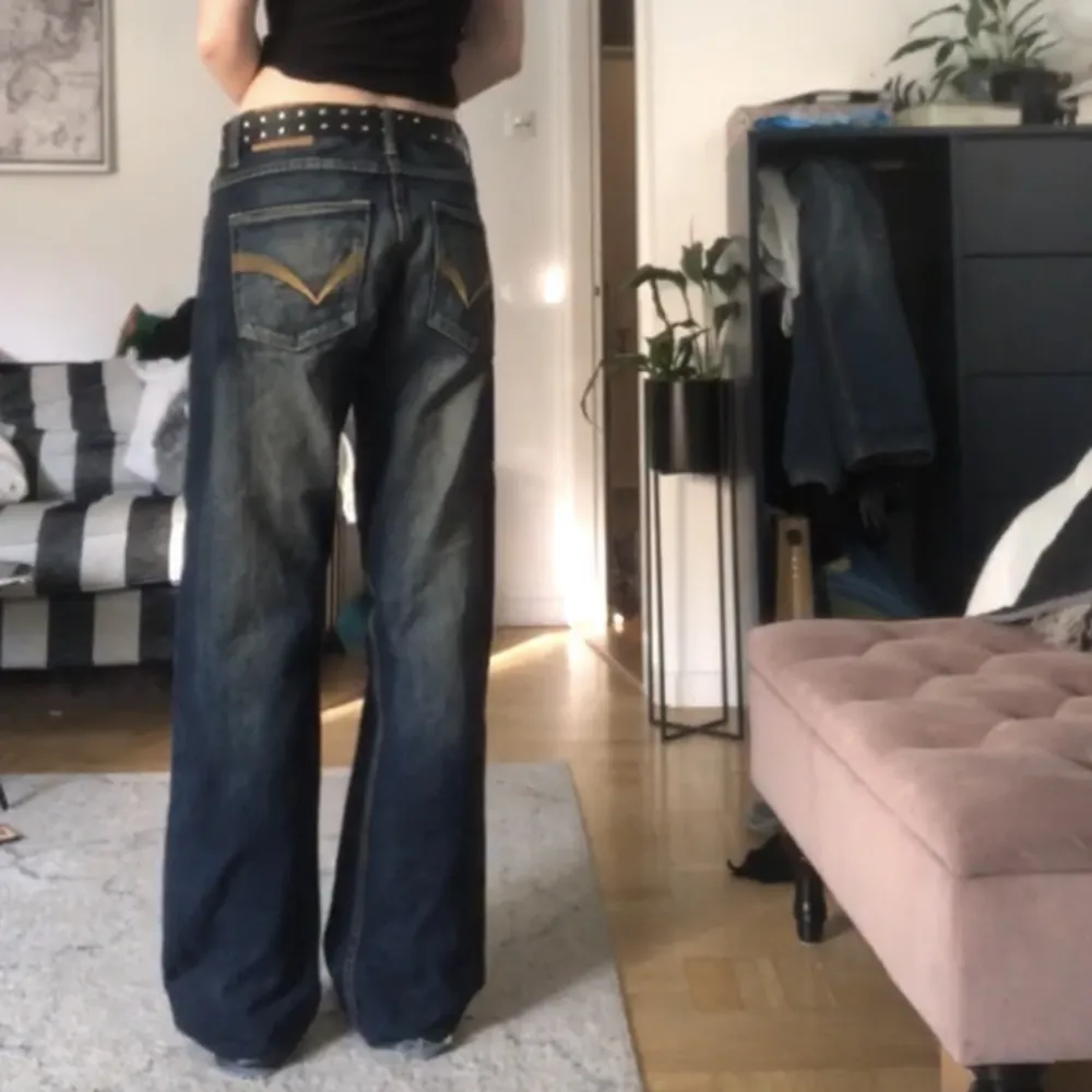 Snygga jeans i storlek w31/L34. Se sista bilden för skador! . Jeans & Byxor.