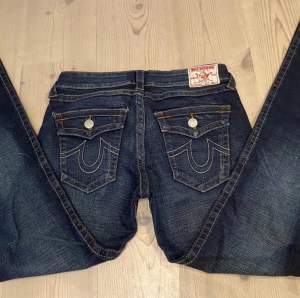 Lägger ut dessa jeans igen eftersom förra köparen inte kunde köpa. True religion jeans i modellen ”joey”. Aldrig använda💓