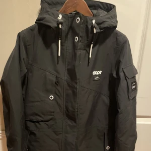 Dope jacka - Svart fodrad jacka från dope. Toppskick! Ficka för liftkort på vänster arma, ventilations fickor och hål för hörlurar finns! Modellen heter Dope Adept W. Köpt för 2099kr