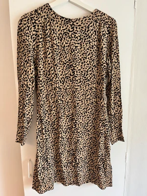 Klänning - Fin klänning som aldrig har använts så i nyskick!