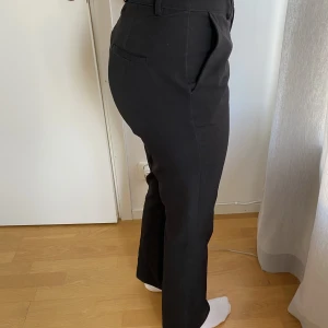 Kostymbyxor från bikbok - De trendiga kostymbyxorna från bikbok som alla verkar ha haha. Dessa är lågmidjade och i bra skick, säljer för att de är lite stora på mig.