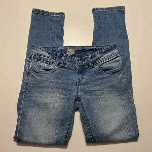 lågmidjade superdry jeans! - Lågmidjade superdry straight jeans! Jag säljer dessa jeans eftersom de inte har kommit till användning och inte riktigt min stil! De är i helt nytt skick och har används 2-3 gånger! Kunden står för frakten och jag står ej för postens slarv!🤍