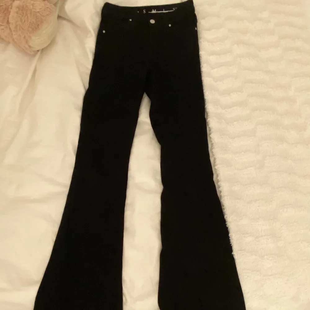 Svarta midwaist bootcut byxor/jeans. Väldigt sköna och stretchiga med ett väldigt mjukt material. Använt 1 gång!❤️. Jeans & Byxor.