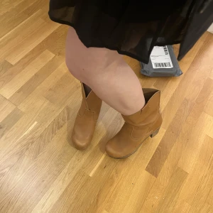 Beiga boots  - Säljer dessa gammla bootsen, min mammas gammla, så coola, och unika. Man ser att dom är använda men annars super bra skick❤️