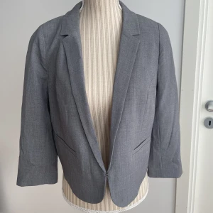 Kavaj H&M st 38 - H&M kavaj  Grå st 38 Kort kavaj 