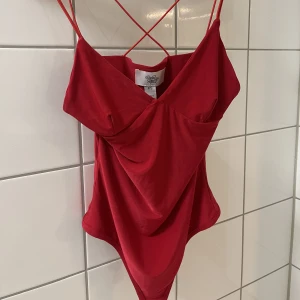 SEXIG RÖD TOPP FRÅN REBECCA STELLA - skit snygg topp från Rebecca Stellas kollektion i storlek XS! 