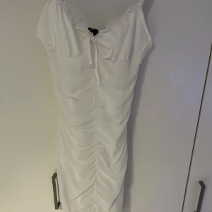 Klänning - Köpte i för liten storlek, aldrig använt 