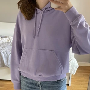 Lila hoodie - Lila hoodie från weekday i storlek xs. Sitter snyggt oversized på mig som är 175 cm lång och brukar ha storlek S i tröjor🧚🏾‍♀️. Väldigt bra skick!!