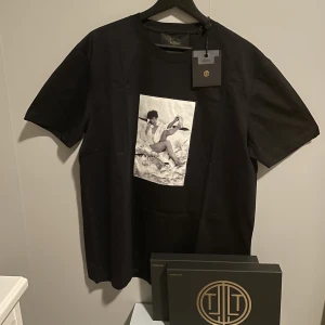 Limitato tshirt - Helt ny oanvänd Limitato tshirt. Tags, kvitto och box finns med. Strl M (passar m-l).  Mvh Albin