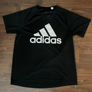 Adidas tshirt  - Snygg adidas tshirt i storlek M Fint skick. 