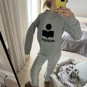 Isabel marant tröja - Budgivningen gäller inte utan skriv t mig om bud!Sälje denna underbara o trendiga Isabel markant tröja! Det är den gråa med mörkblå text och hög krage! Högst bud vinner eller så kan jag sälja direkt för 1600! kontakta om någon fråga eller fler bilder!!!❤️‍🔥❤️‍🔥