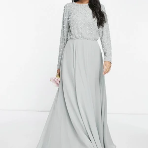 Festklänning/ klänning  - Säljer denna super fina balklänningen från Asos. Jag använde den BARA ENGÅNG, superfin skick.jag är 1,70 cm och storleken på klänningen är 36 den sätt så fin på mig. Färgen på klänningen är olivgrön. Såklart kan jag frakta.