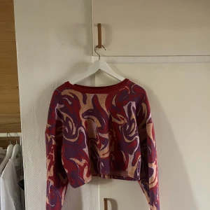 Zara stickad tröja - Cool tröja från Zara med abtrakt mönster. Väldigt mjukt tyg. Storlek L, men mer som en M. ☺️✨