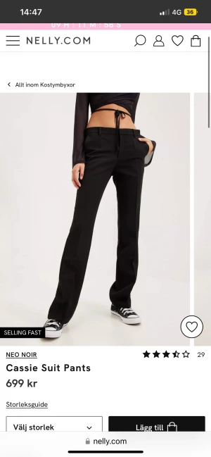 Lågmidjade kostymbyxor  - Jag säljer ett par jätte snygga helt nya och oanvända lågmidjade kostymbyxor från Nelly. Säljer dom pågrund av att dom inte passade mig och hann inte skicka tillbaka dom. 💗💗💗💗