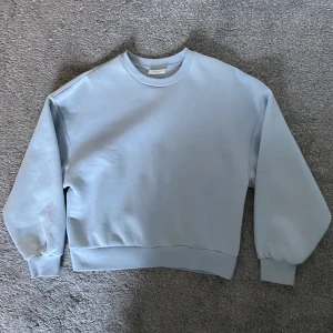 Blå tjocktröja - väldigt skönt o mysig blå sweater🫶 använd 1 gång så i princip nyskick! pris kan diskuteras vid snabb affär :)