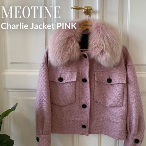 Rosa meotine jacka  - Säljer min fina meotine jacka som jag köpte för lite mindre än ett år sen, jackan är i bra skick 💕🌸 pris kan diskuteras🌸 (lånade bilder men skickar gärna egna och mer vid intresse💕