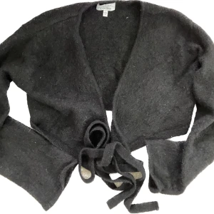 & other stories  - Fin kofta/cardigan som har två snören. Passar perfekt med ett linne under. Storlek S. Självklart rengörs den innan jag postar.  Hör av dig vid frågor ! 💘👛