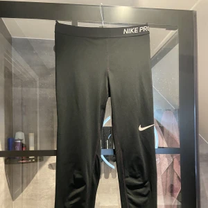 Nike träningsbyxor - Träningstights ifrån Nike i strl Xs. Bra skick och inget bortskar märke. Resår i midjan. Bud om fler är intresserade❤️