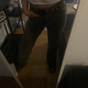Madlady jeans  - Gråa jeans från madlady som är så sjukt fina men inte längre kommer till användning! Långa i benen på mig som är 1.71 och sitter mid waist på mig och är storlek 38. Använd fåtal gånger. Skriv om du är intresserad eller annat🥰