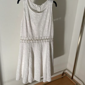 Vit klänning - Vit klänning perfekt till studenten eller skolavslutningen! Storlek xs-s
