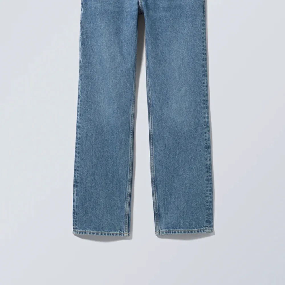 Säljer nu mina blåa raka jeans ifrån weekday. De är i modellen voyage high straight jeans.🤩🤩De är helt oanvända med lappen kvar, säljer då jag råkade köpa två likadana💗. Jeans & Byxor.